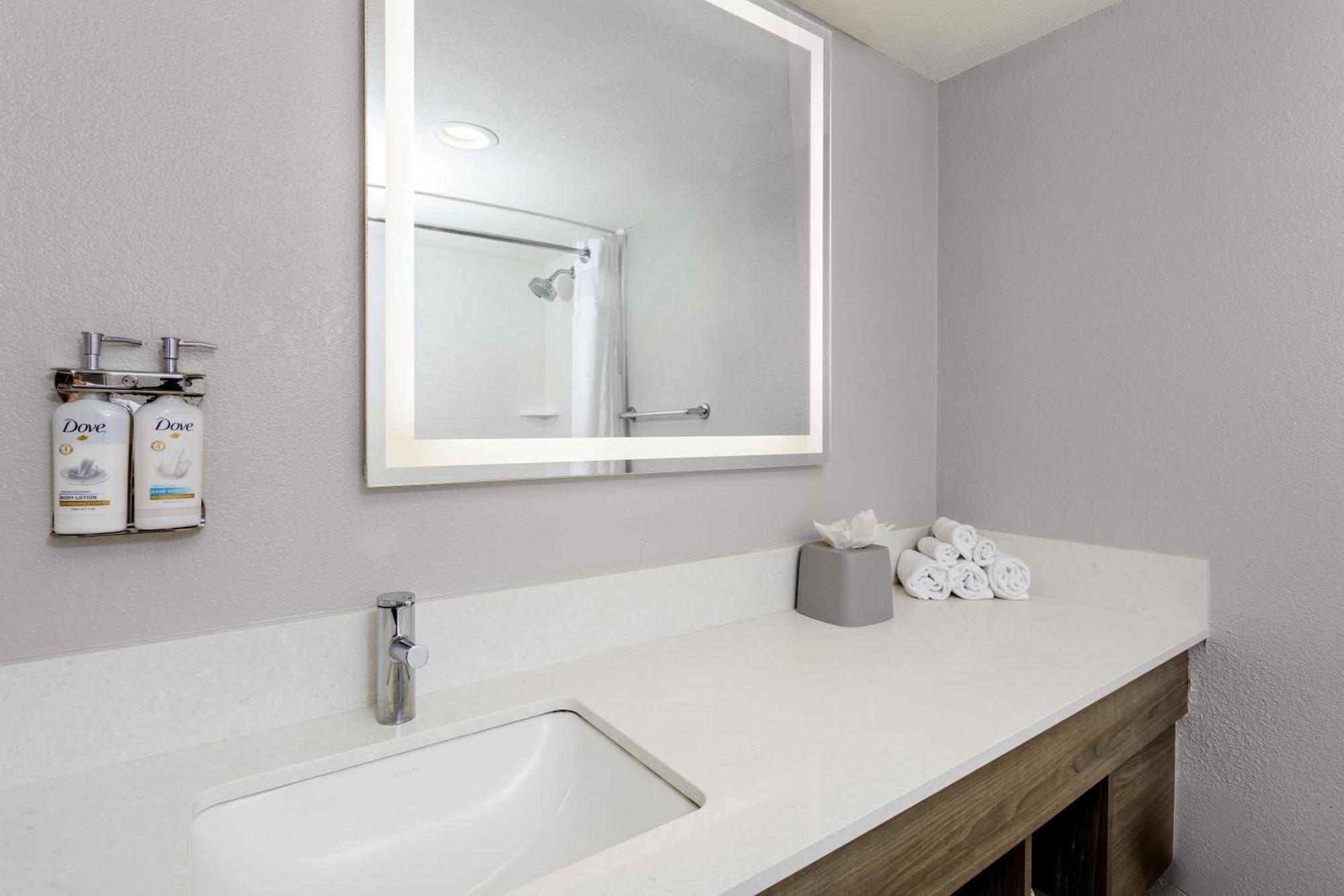 Holiday Inn Express & Suites Oceanfront Daytona Beach Shores By Ihg Extérieur photo