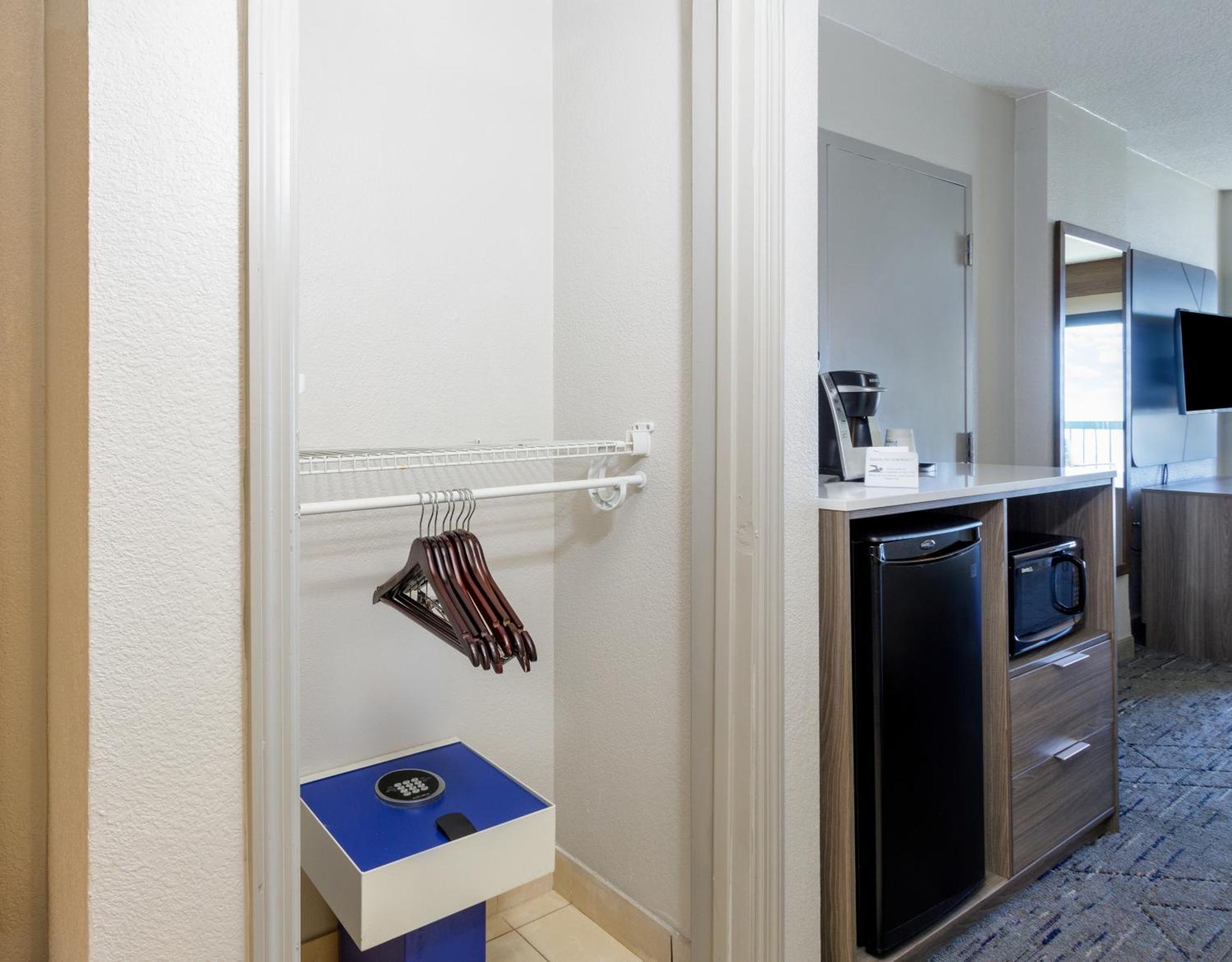 Holiday Inn Express & Suites Oceanfront Daytona Beach Shores By Ihg Extérieur photo