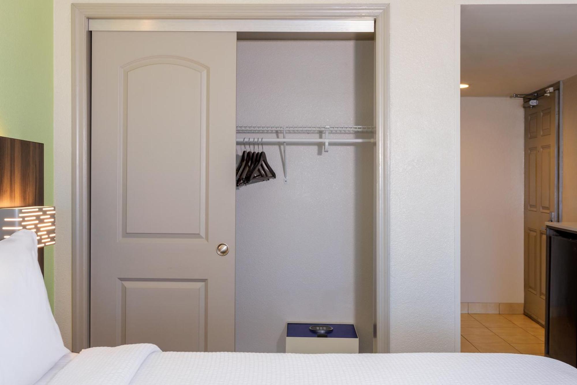 Holiday Inn Express & Suites Oceanfront Daytona Beach Shores By Ihg Extérieur photo