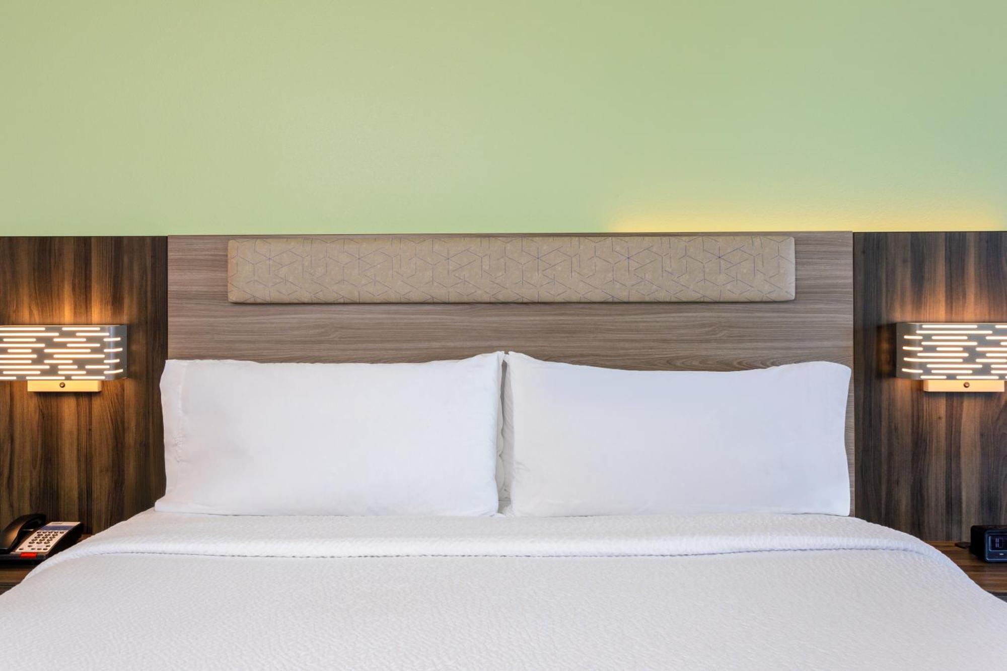 Holiday Inn Express & Suites Oceanfront Daytona Beach Shores By Ihg Extérieur photo
